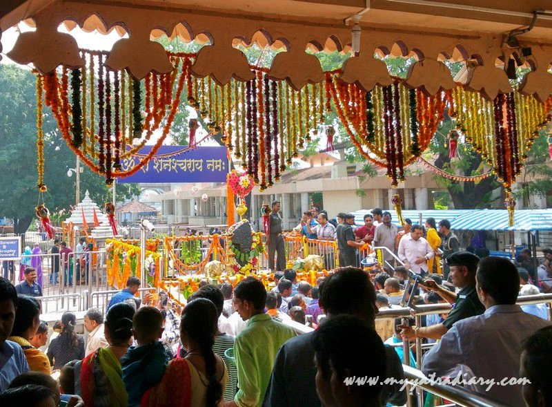 Devotees at Shani Shinganapur Temple, Maharashtra Devotees at Shani Shinganapur Temple, Maharashtra
