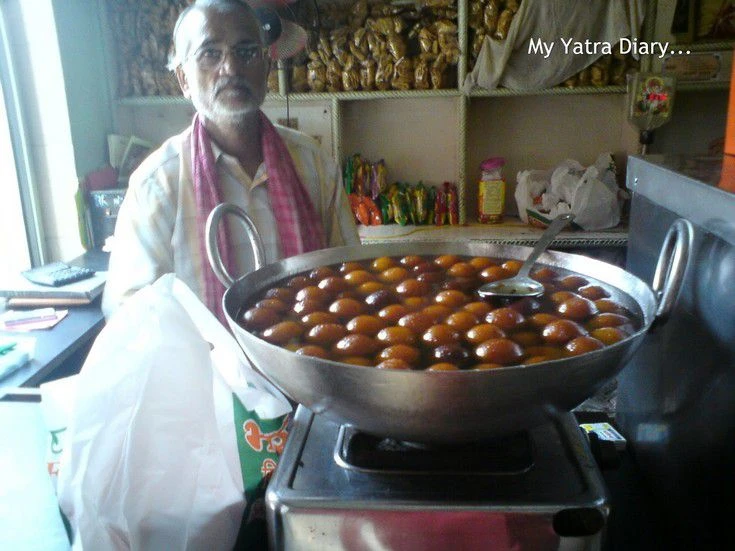 Gulab jamuns in Bharti Food, a mithailwala restaurant in Vrindavan