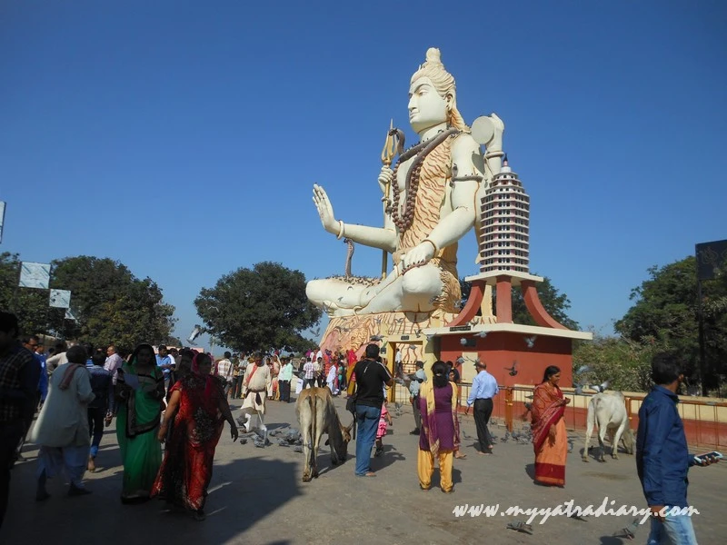 People crowding near Lord Shiva statue at Nageshwar Jyotirling Shiva Temple, Bet Dwarka People crowding near Lord Shiva statue at Nageshwar Jyotirling Shiva Temple, Bet Dwarka
