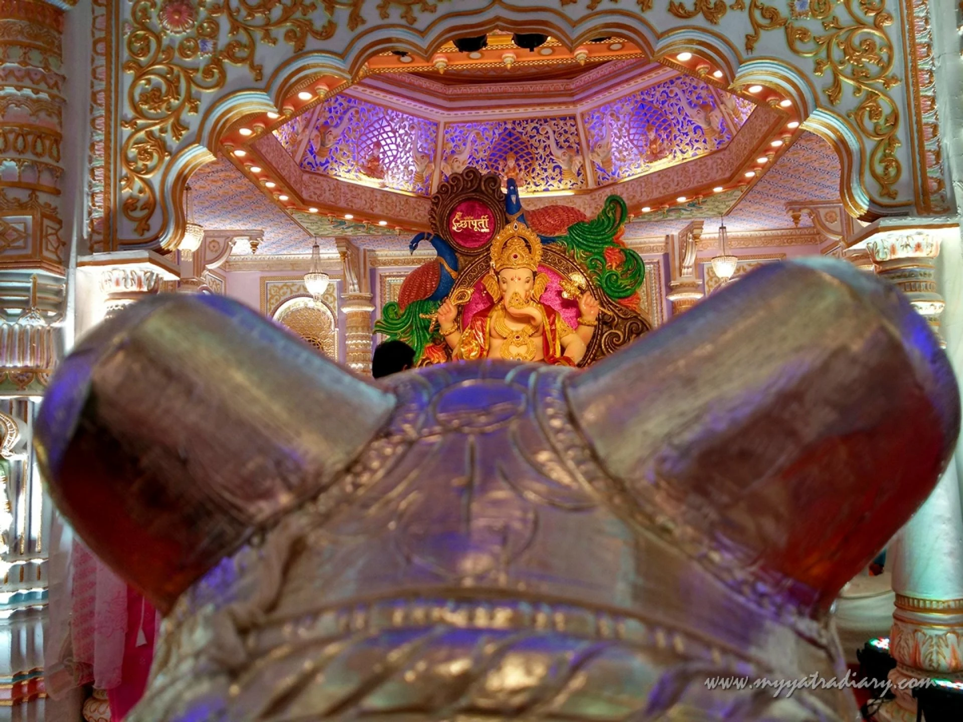 Through the ears, Fort Vibhag Sarvajanik Ganeshotsav Mandal Circle, Fort