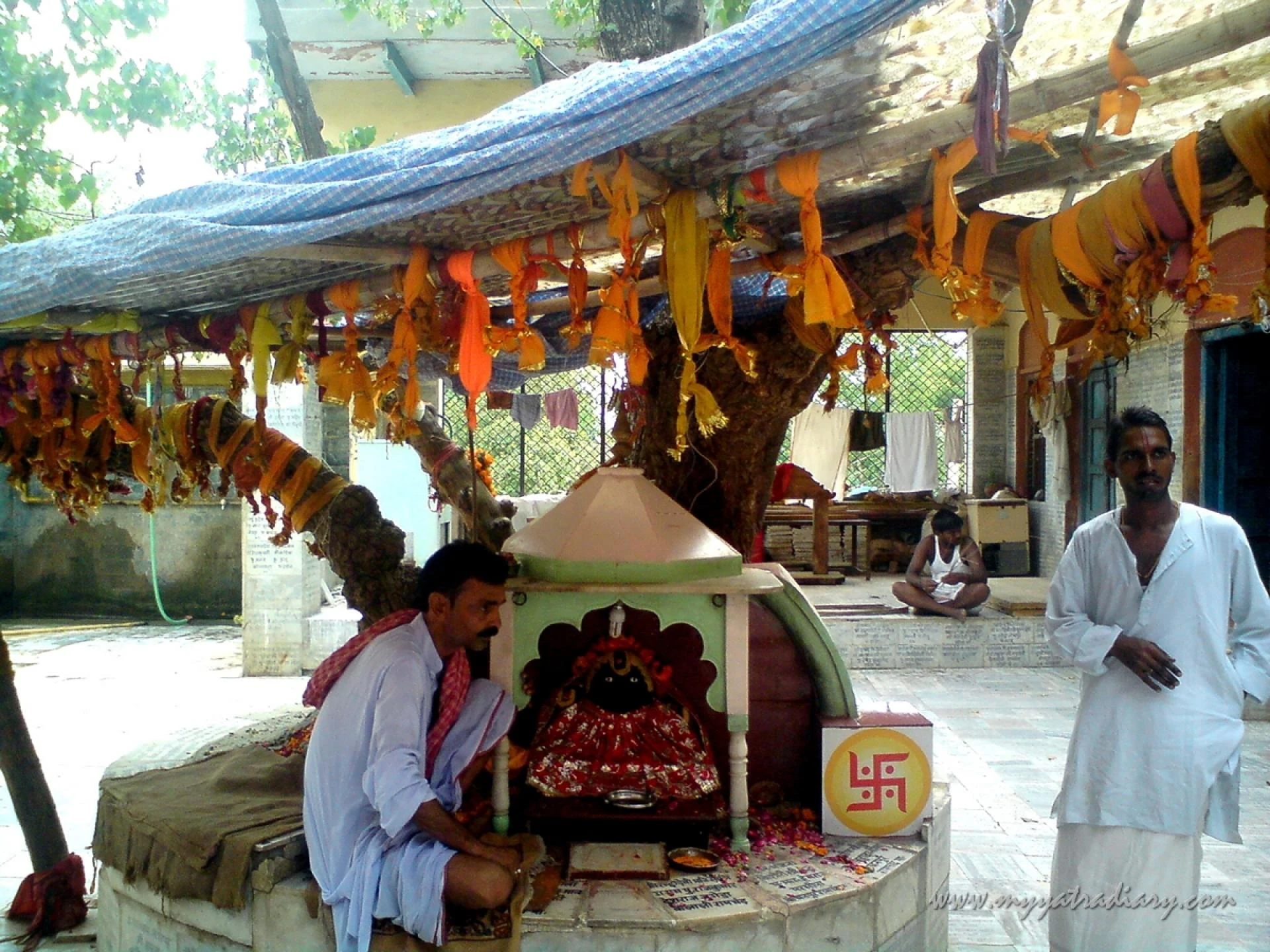 A small temple Chaurasi Khamba Temple, Old Gokul Mahavan