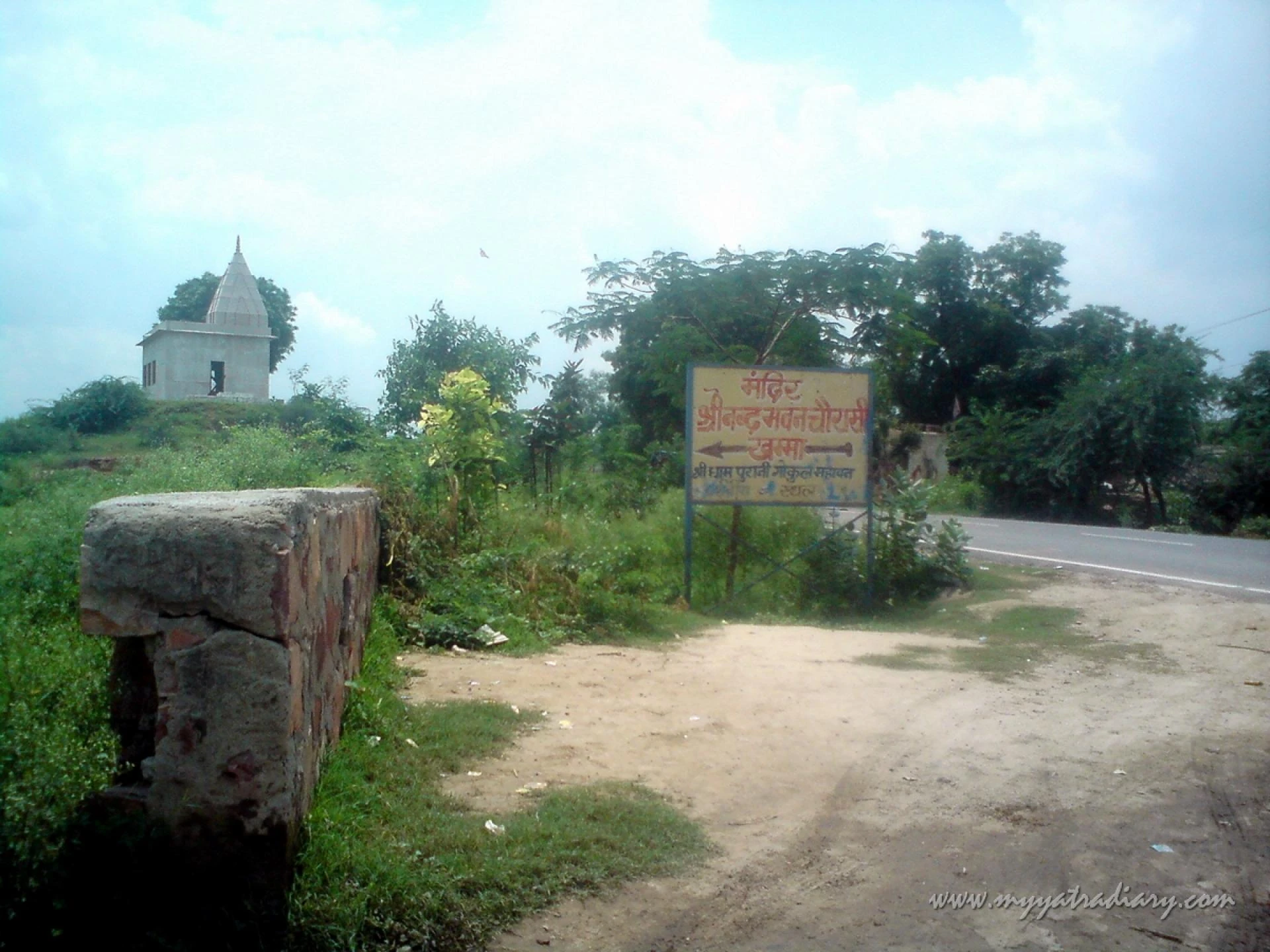 Way to Chaurasi Khamba temple old Gokul Mahavan