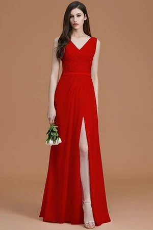 das Mädchen an ihrem Arm in einem wunderschönen Kleid