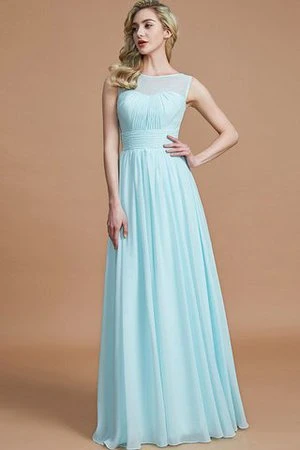 das Mädchen an ihrem Arm in einem wunderschönen Kleid