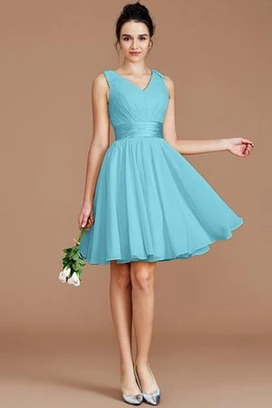 die Taille ist tailliert und der Rock hat einen sanften Schwung