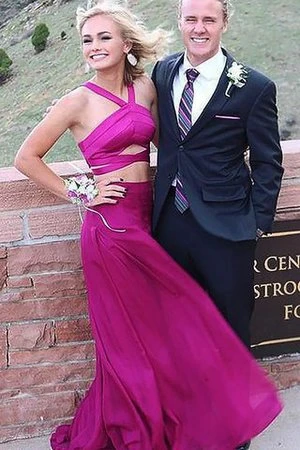 die Taille ist tailliert und der Rock hat einen sanften Schwung