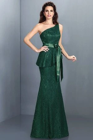 Die Schuhe, die Sie auswählen, hängen wirklich von dem Kleid ab