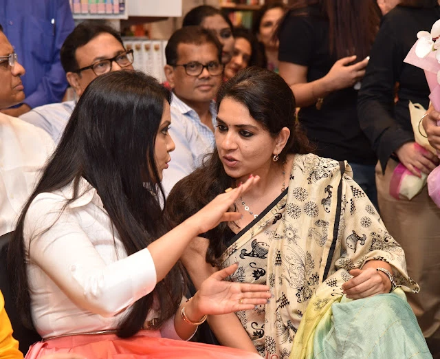 Crossword book award winning author Ravi Subramanian launches Sanya Runwal\'s book \" Ten Dollar Bride\", published by \"The Write Place\".