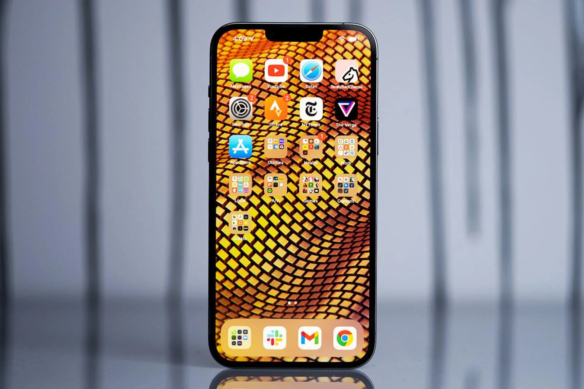 After the camera error, iPhone 13 Pro Max users continue to have problems with iOS 18.2