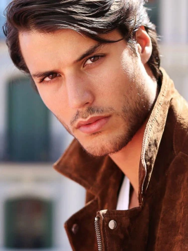 How Can Aspiring Models Stand Out to Agencies in Miami?