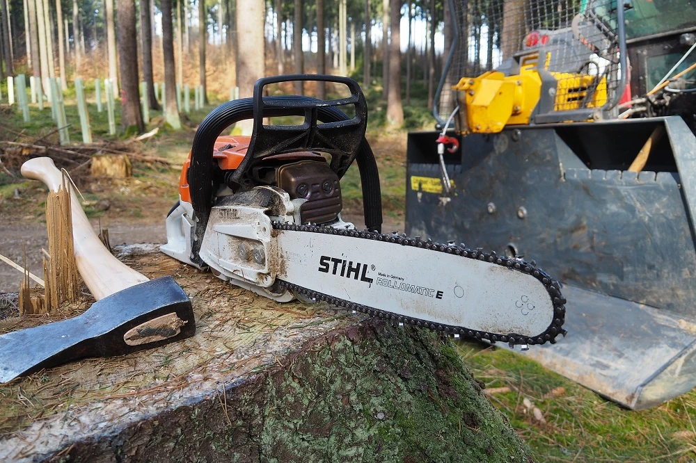 Unleashing Power At The Backyard: A Comprehensive Guide On Choosing The Right Battery Chainsaw