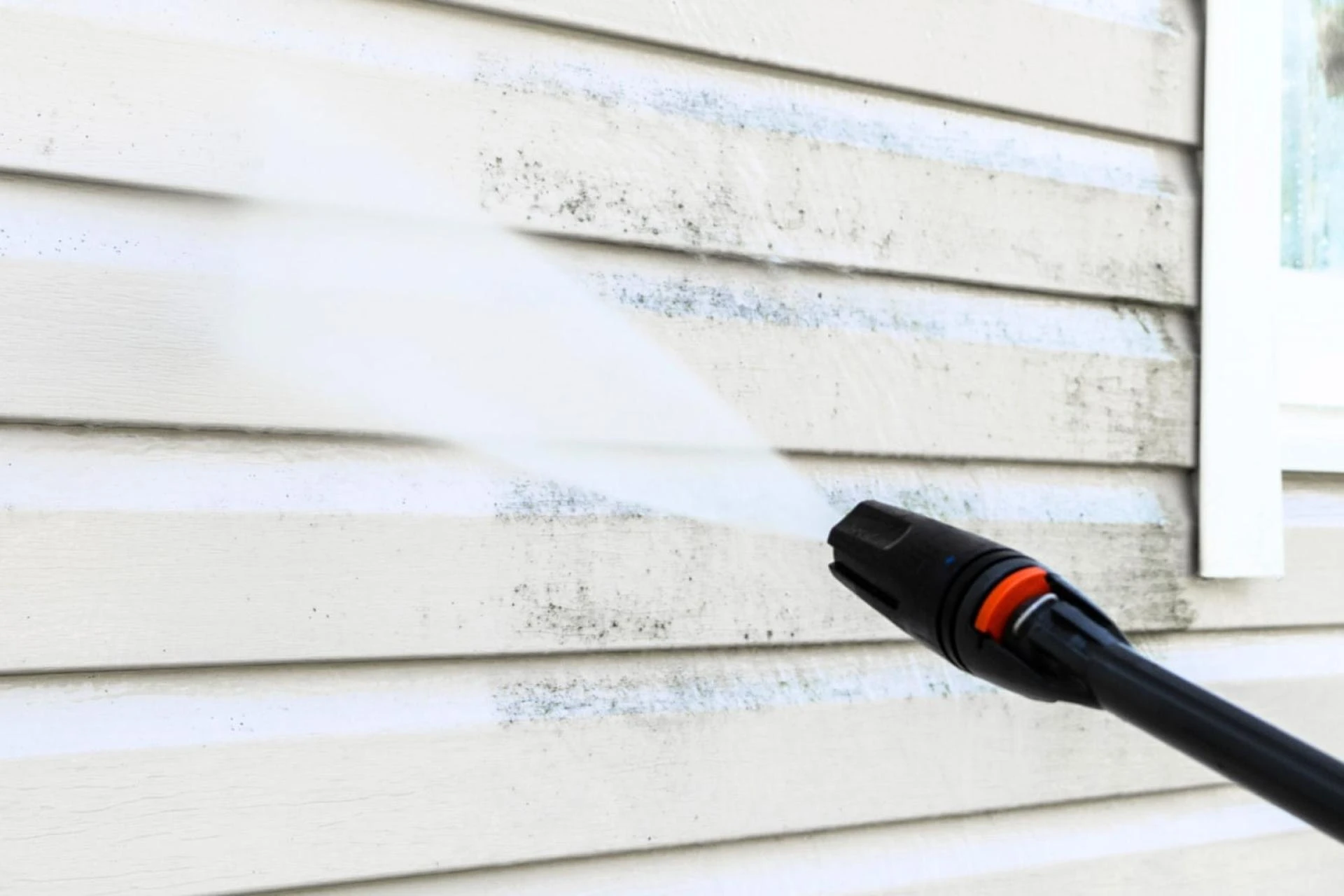 Effective Methods to Clean Vinyl Siding Without Causing Damage