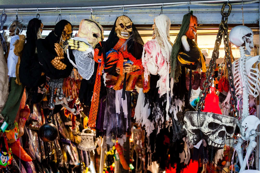 How Seasonal Halloween Stores Help You Get the Perfect Costume