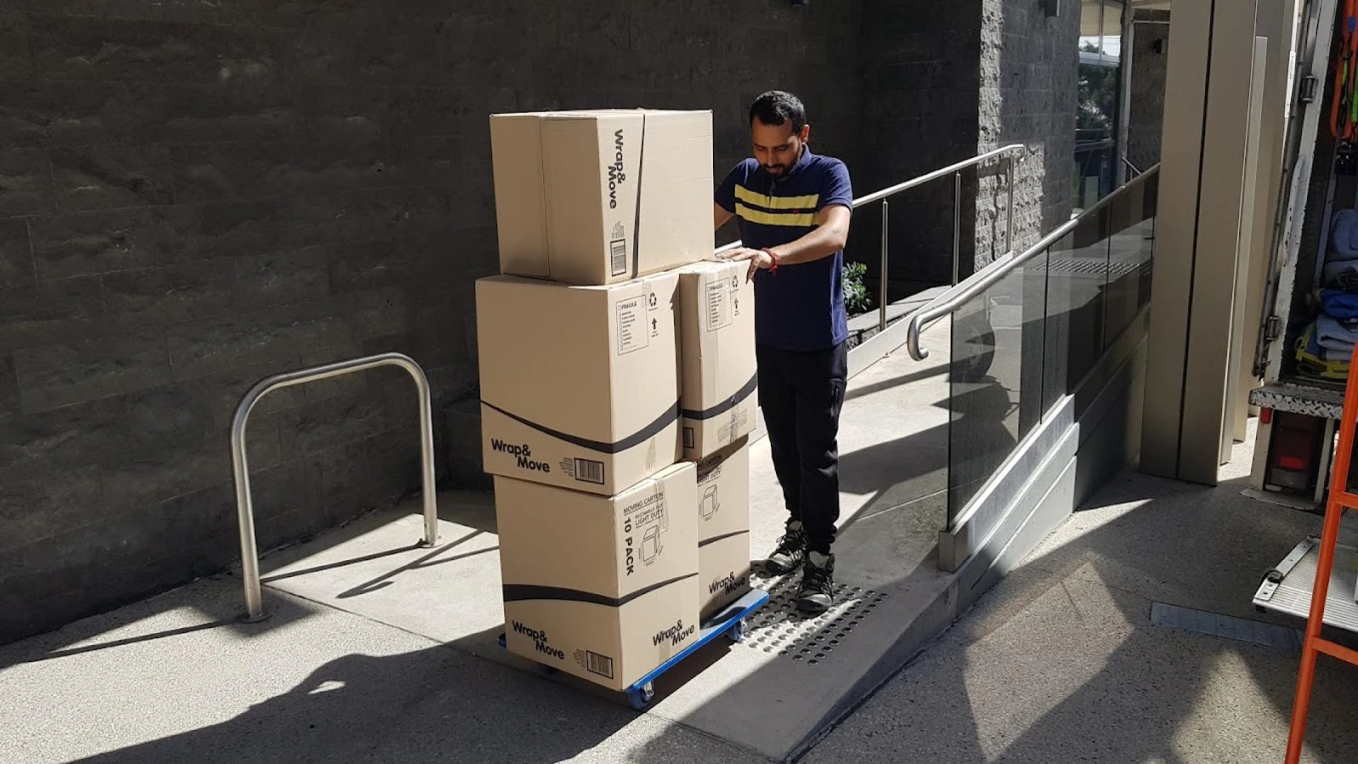 The Green Impact: A Comparison of Eco-Friendly vs. Traditional Moving Materials