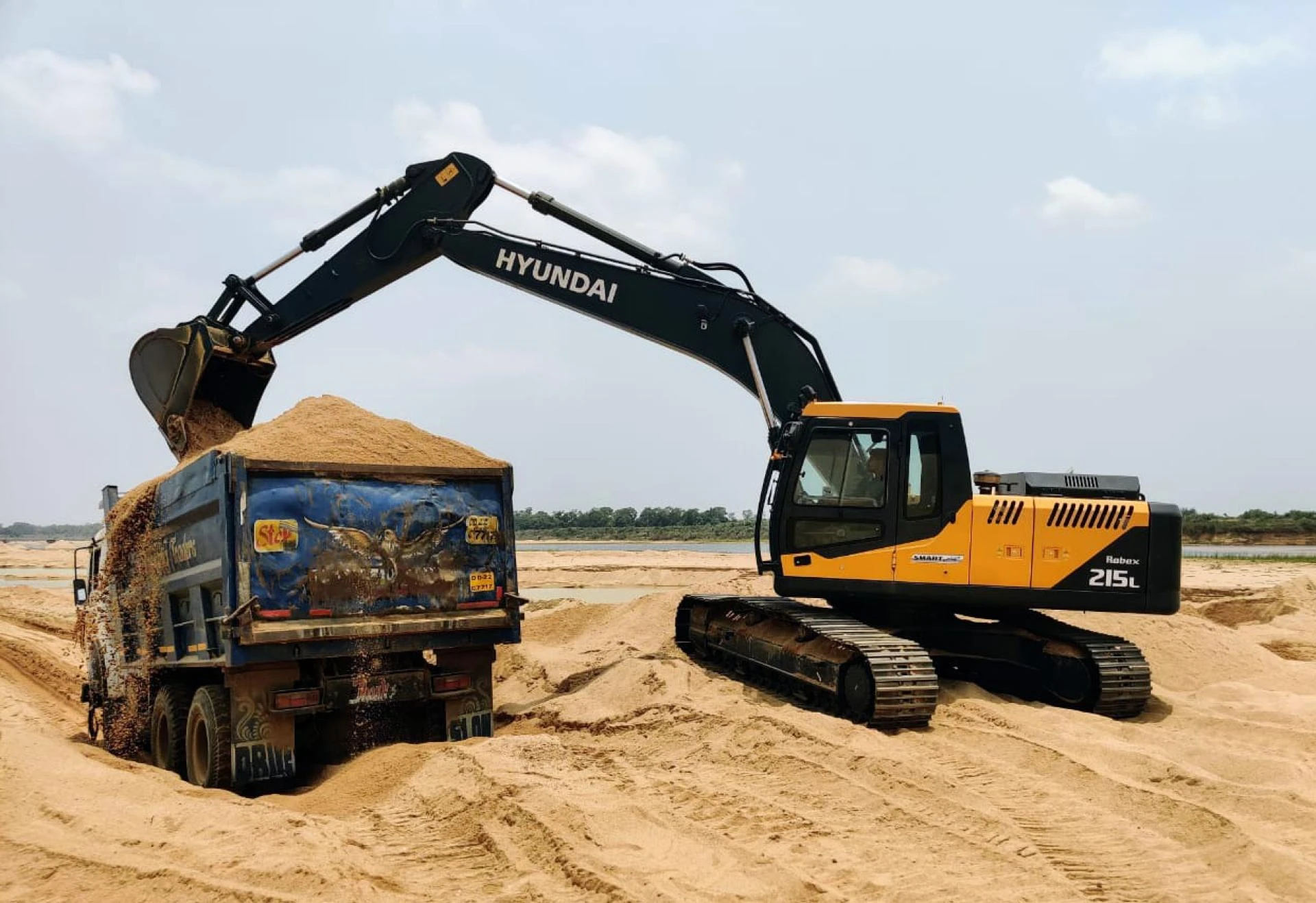 A Comprehensive Review of the Hyundai R215L SMART Plus Excavator: Performance, Features, and User Experience
