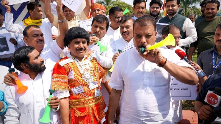 Umang Singhar leader of opposition Leads Congress Protest, Slams Govt's 'Kumbhakarna-Like Silence' on Corruption.