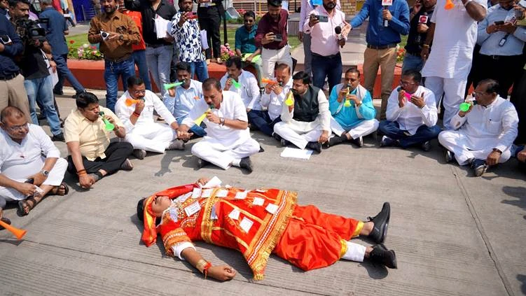Umang Singhar leader of opposition Leads Congress Protest, Slams Govt's 'Kumbhakarna-Like Silence' on Corruption.