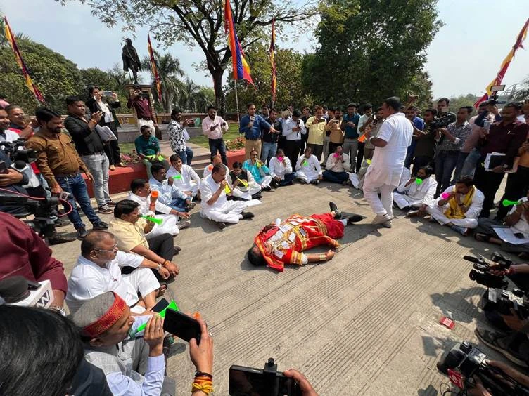 Umang Singhar leader of opposition Leads Congress Protest, Slams Govt's 'Kumbhakarna-Like Silence' on Corruption.