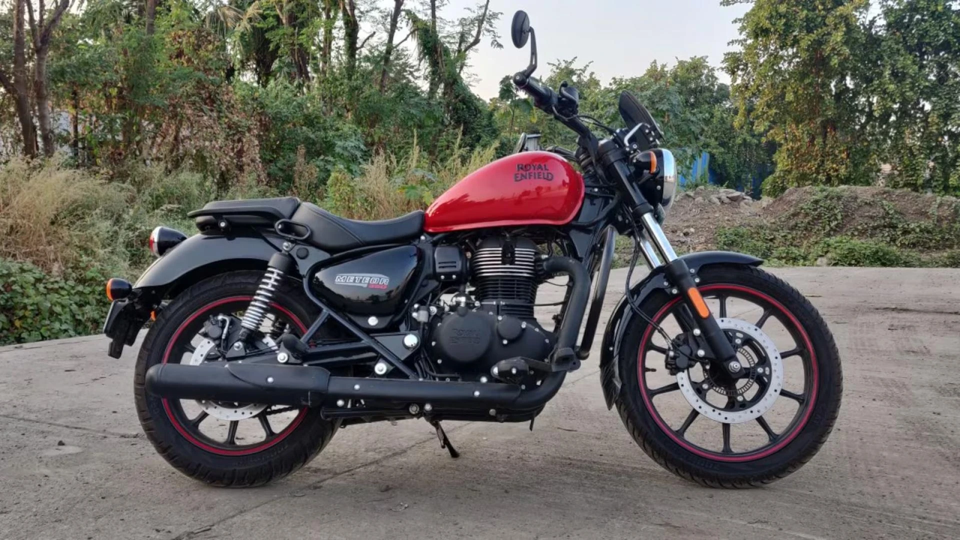 Bajaj Avenger Street 160 vs Royal Enfield Meteor 350: Which is Better?