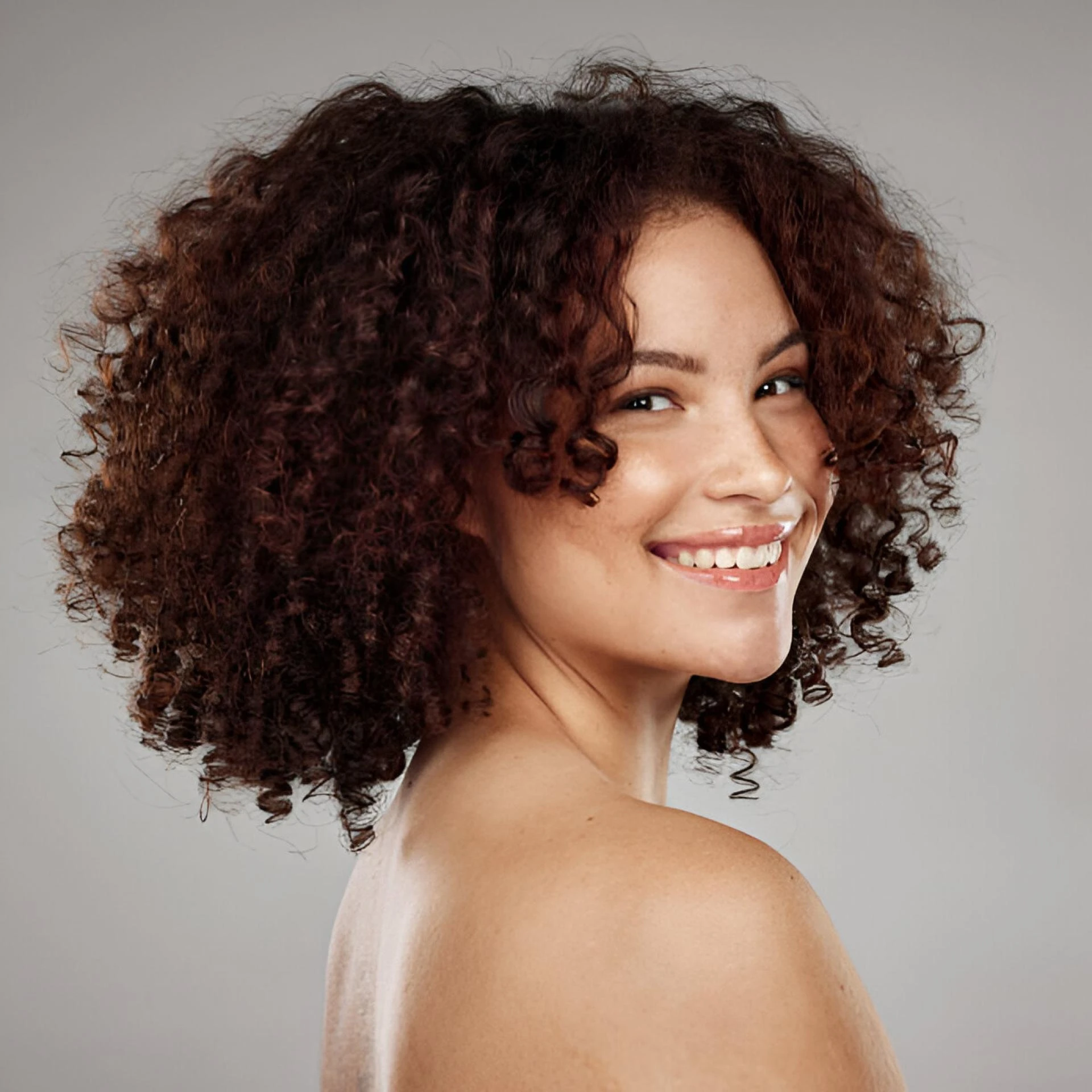 High-End Texture Showdown: Smooth Wefts vs. Defined Curls in Everyday Hair Solutions