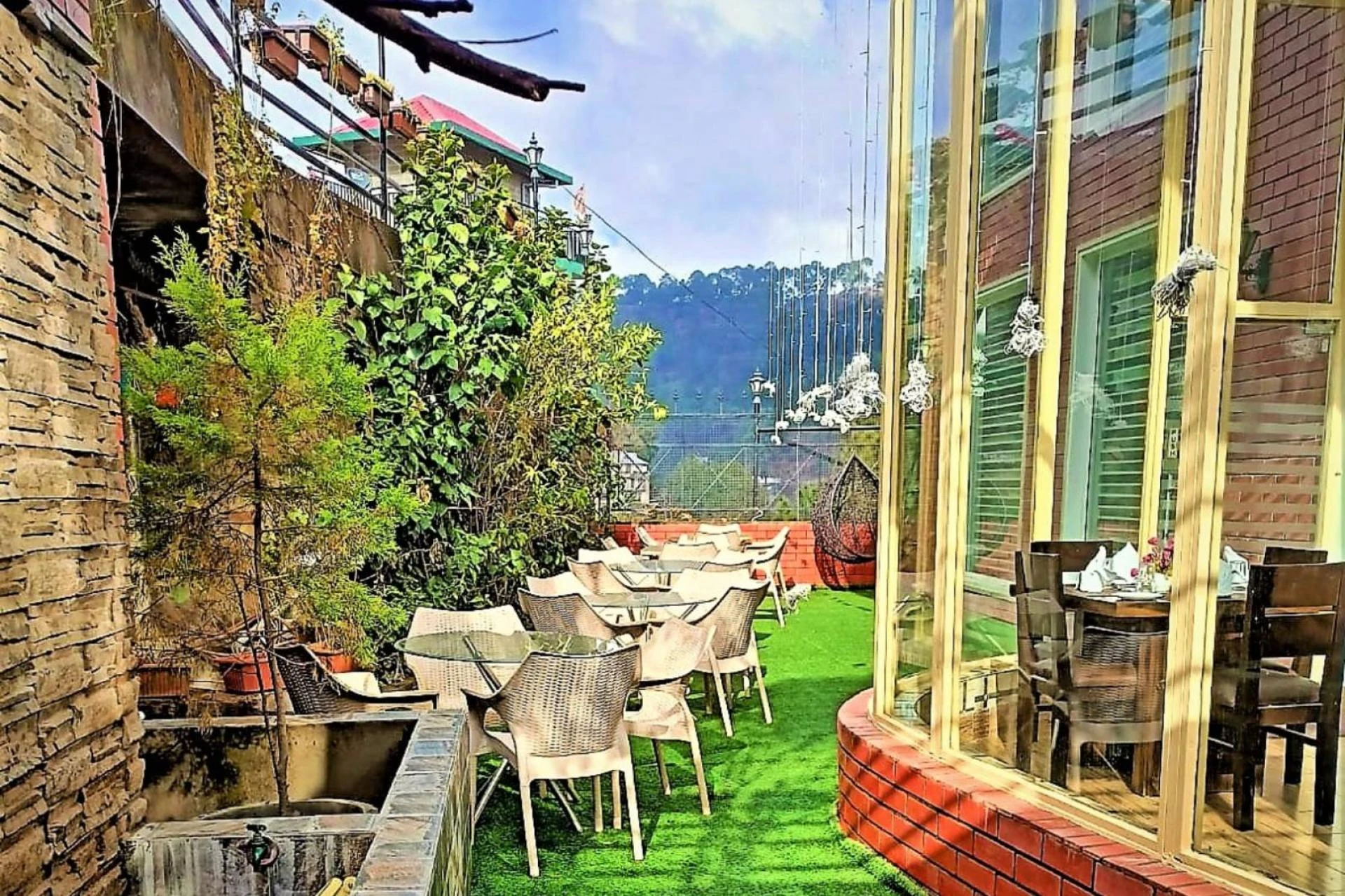 How Kasauli Resorts Combine Comfort with Himachali Culture!