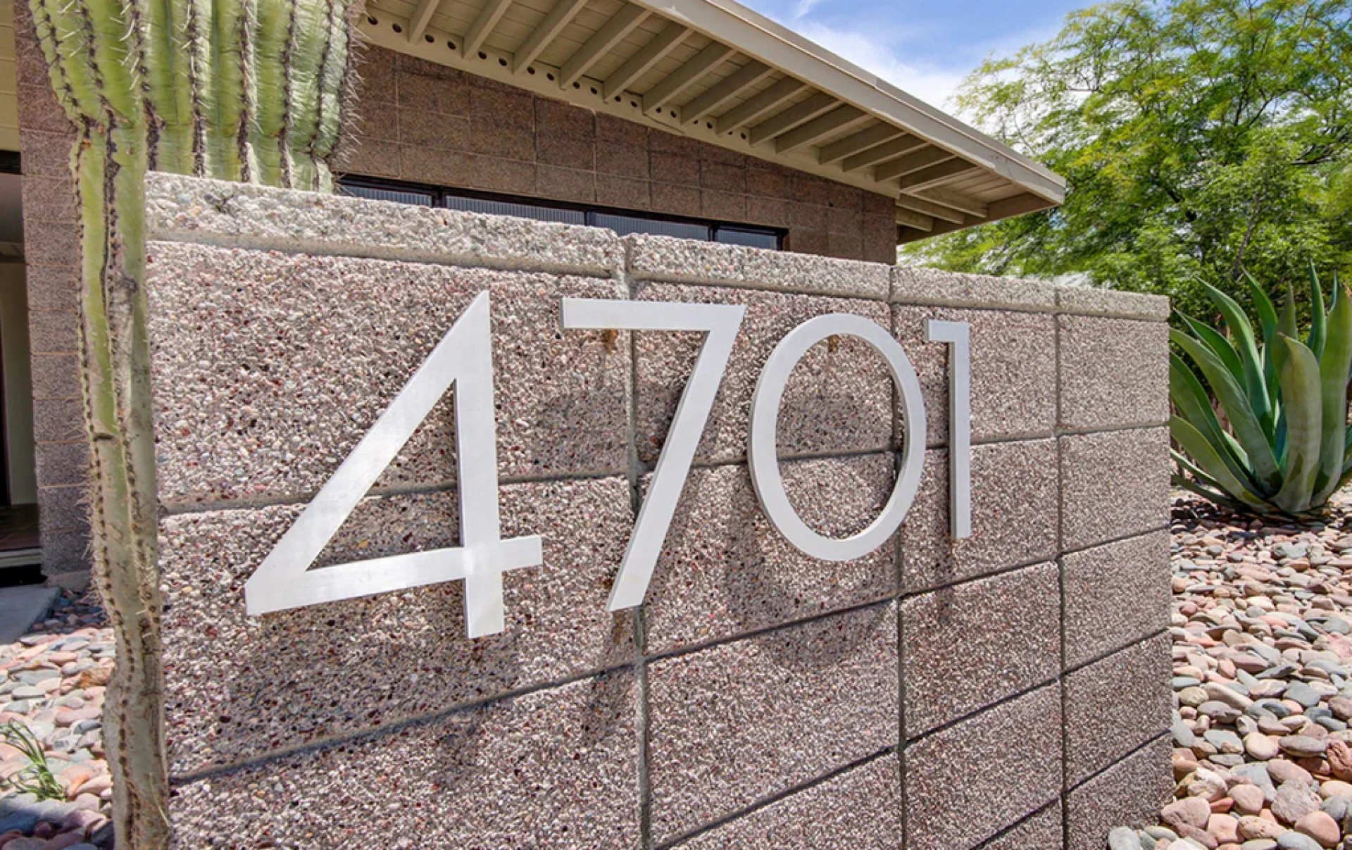 What Size Modern House Numbers Should You Choose for Your Home?