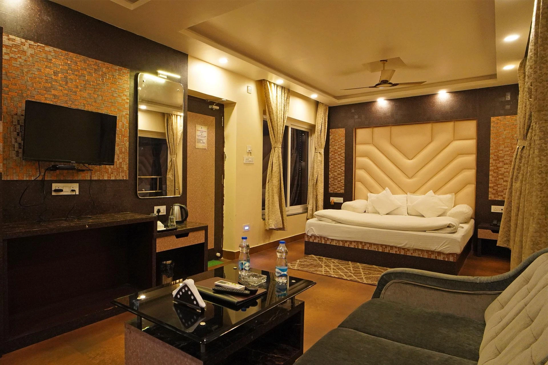 How much does a sea facing hotel cost in Mandarmani?