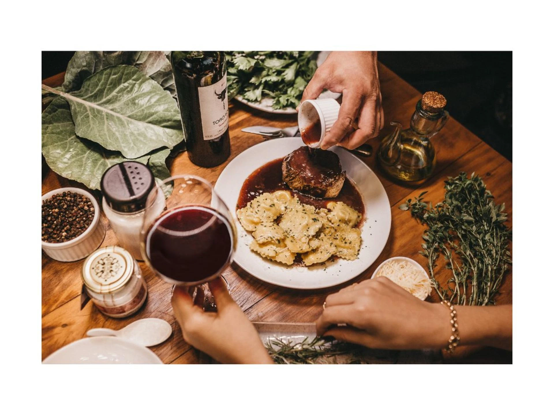 How to Enjoy a Great Night Out: Food, Drinks, and Fun in One Place