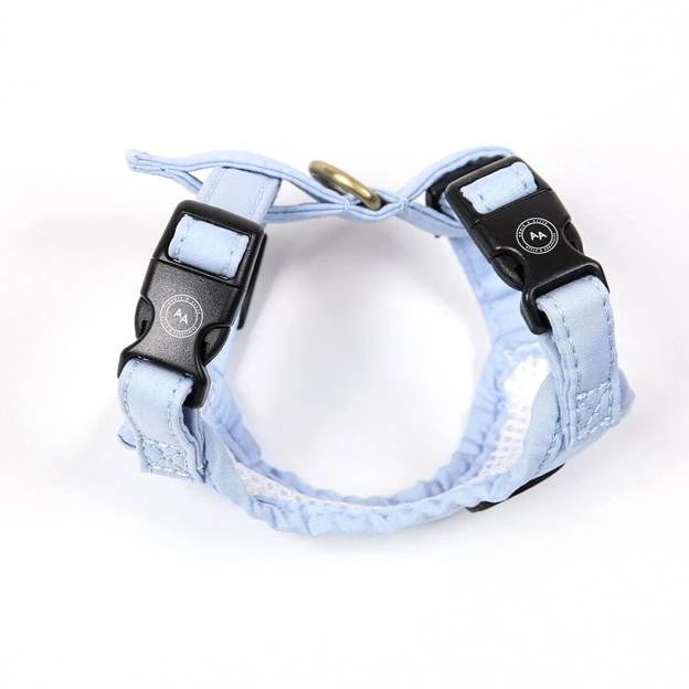 A blue collar with black straps

AI-generated content may be incorrect.
