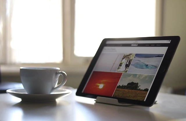 Tablet POS Stand: Enhance Efficiency and Style at Your Checkout Counter.