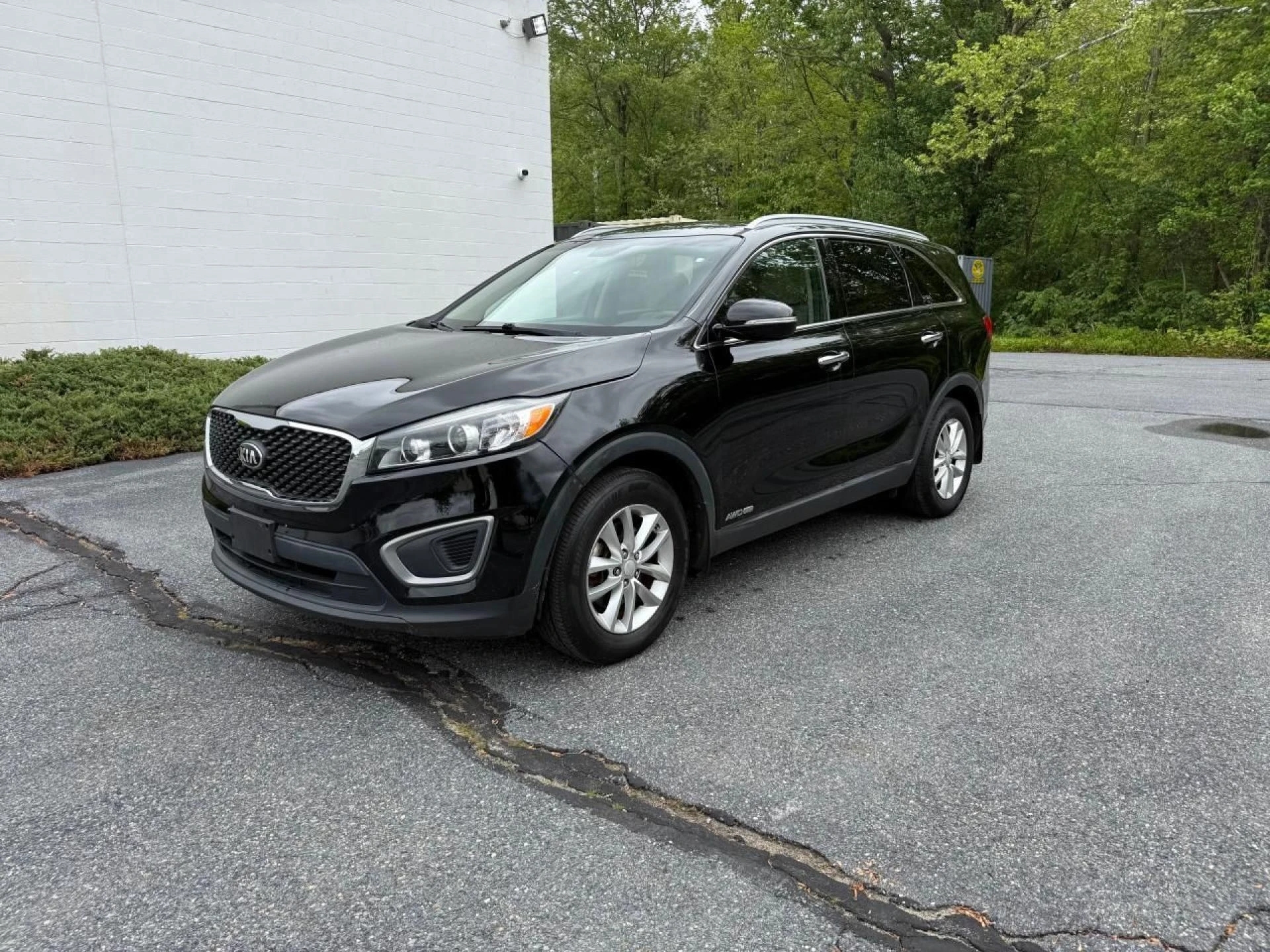 How Does a Salvage Reseller Help You Buy a Kia Sorento Salvage Title for Sale?