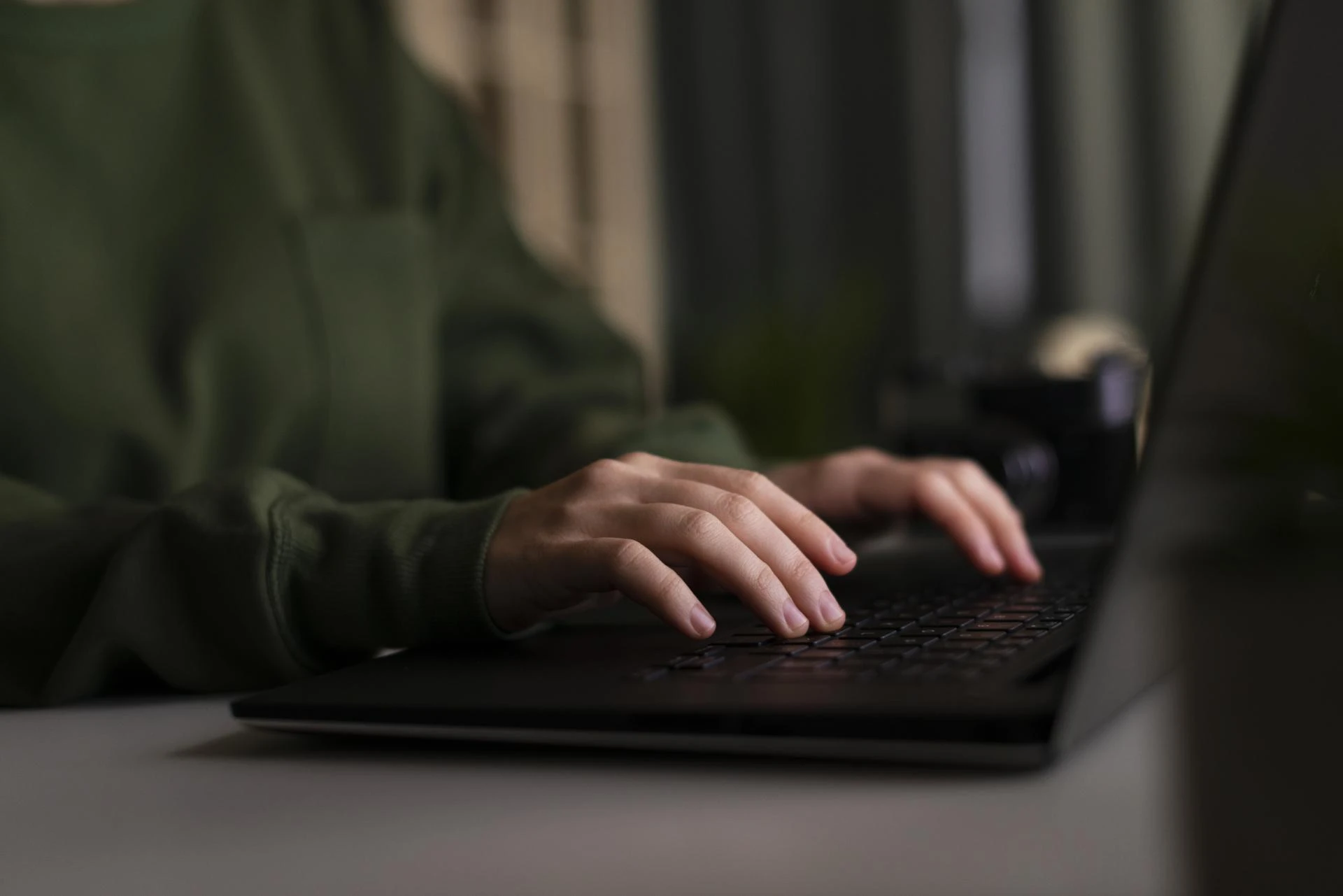 Co to jest stalking w internecie? – Zrozumienie i przeciwdziałanie cyfrowemu nękaniu