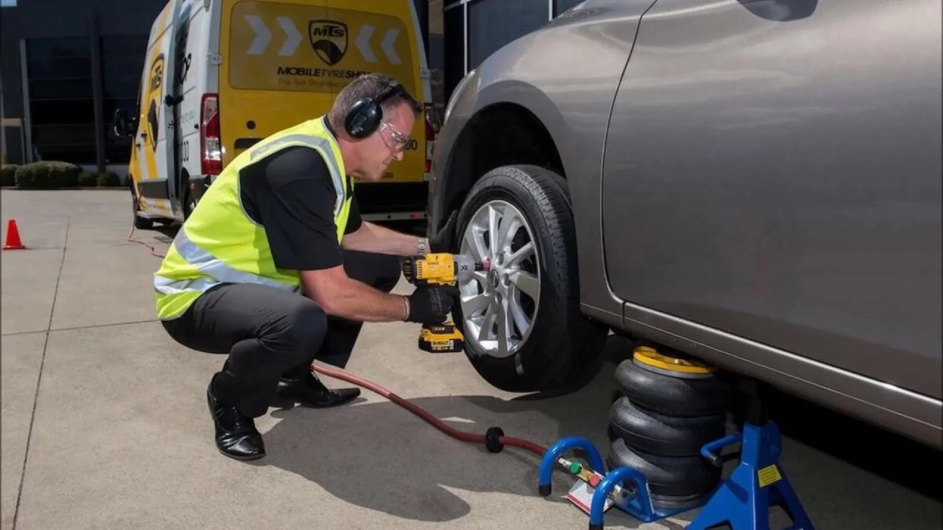 Is Mobile Tyre Fitting Service A Good Option For Tyre Repair?