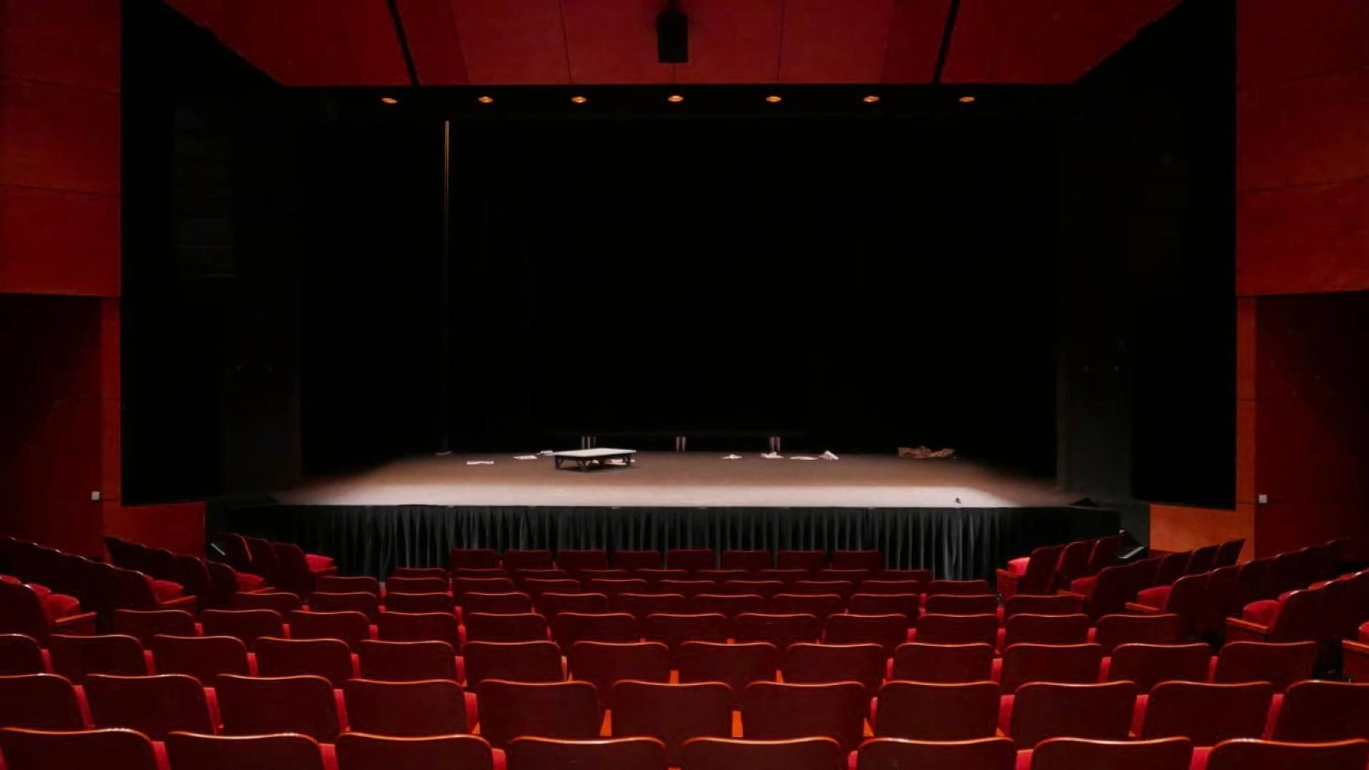 Leichte und vielseitige Materialien für die Bühnen- und Theaterszenografie