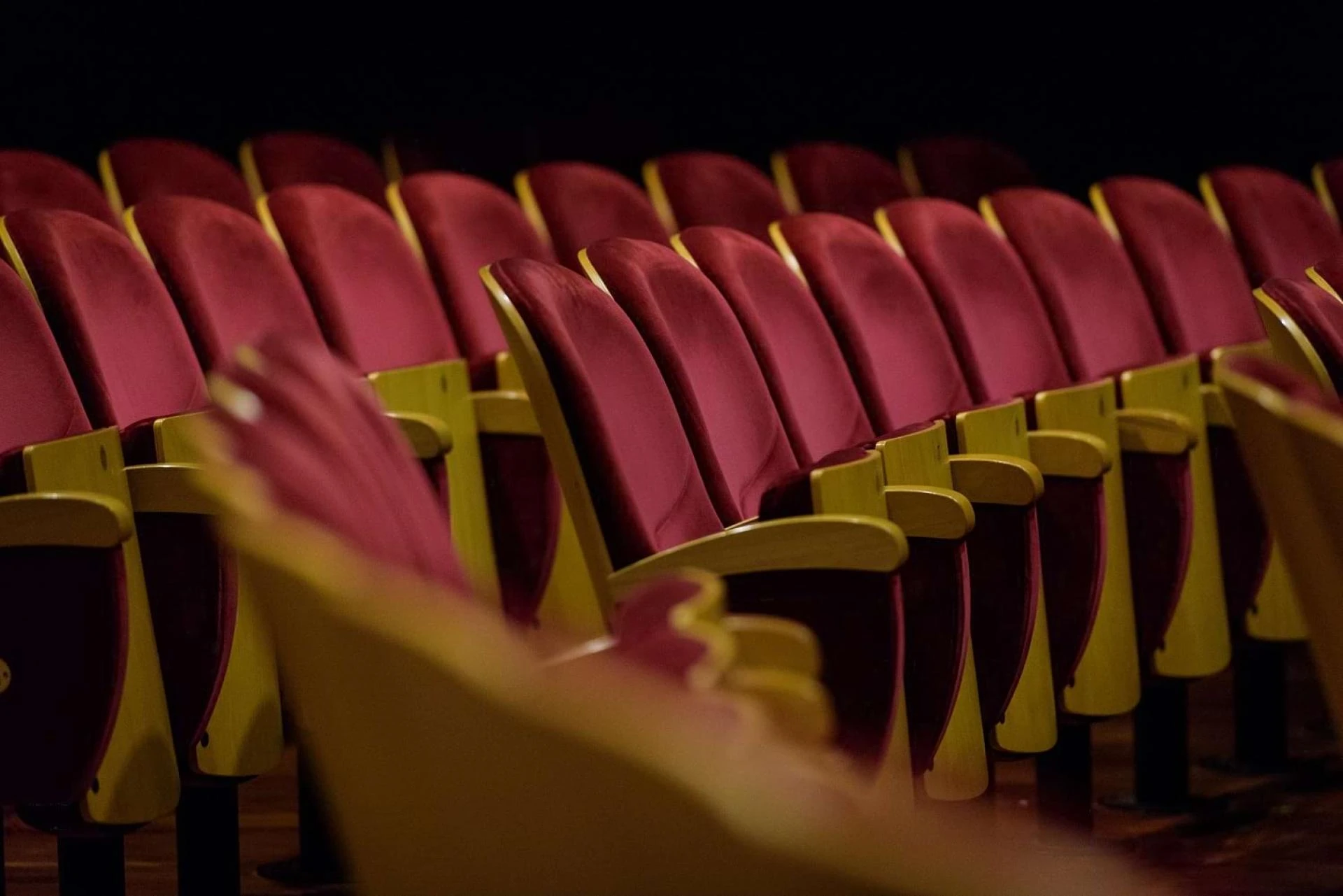 Leichte und vielseitige Materialien für die Bühnen- und Theaterszenografie