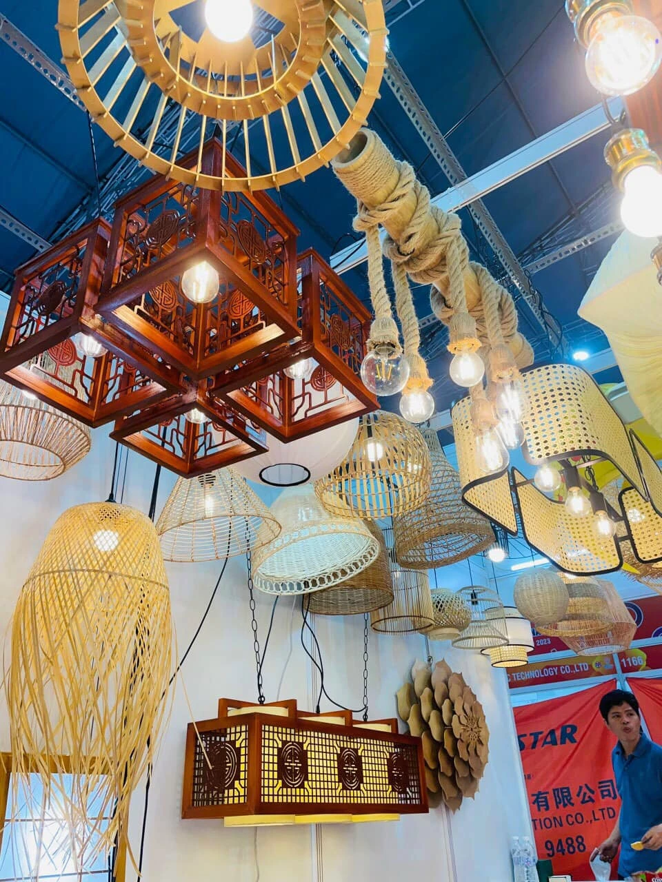 Những Lưu Ý Quan Trọng Khi Vệ Sinh Đèn Trần Gỗ Phòng Khách