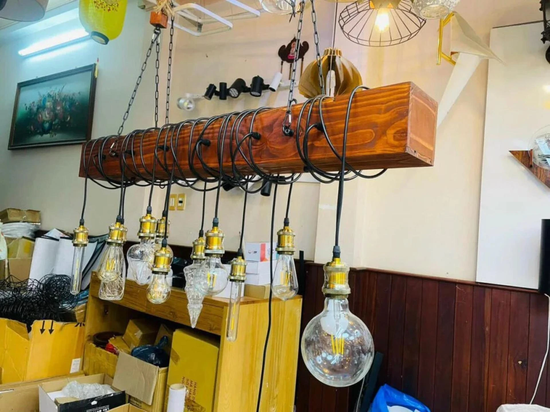 Những Lưu Ý Quan Trọng Khi Vệ Sinh Đèn Trần Gỗ Phòng Khách