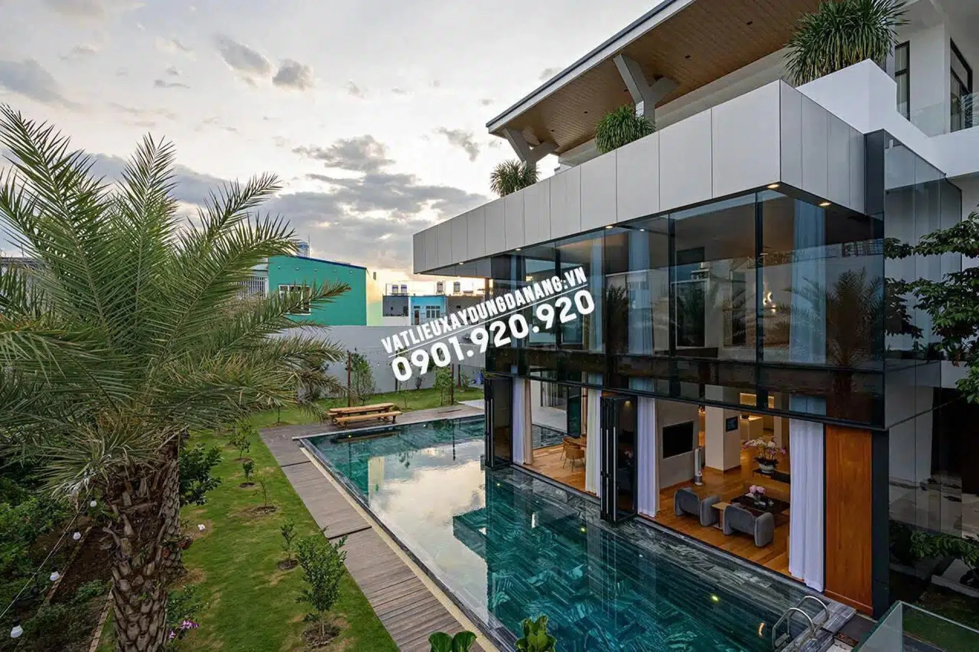 Những sai lầm thường gặp khi vệ sinh đá lát hồ bơi và cách khắc phục