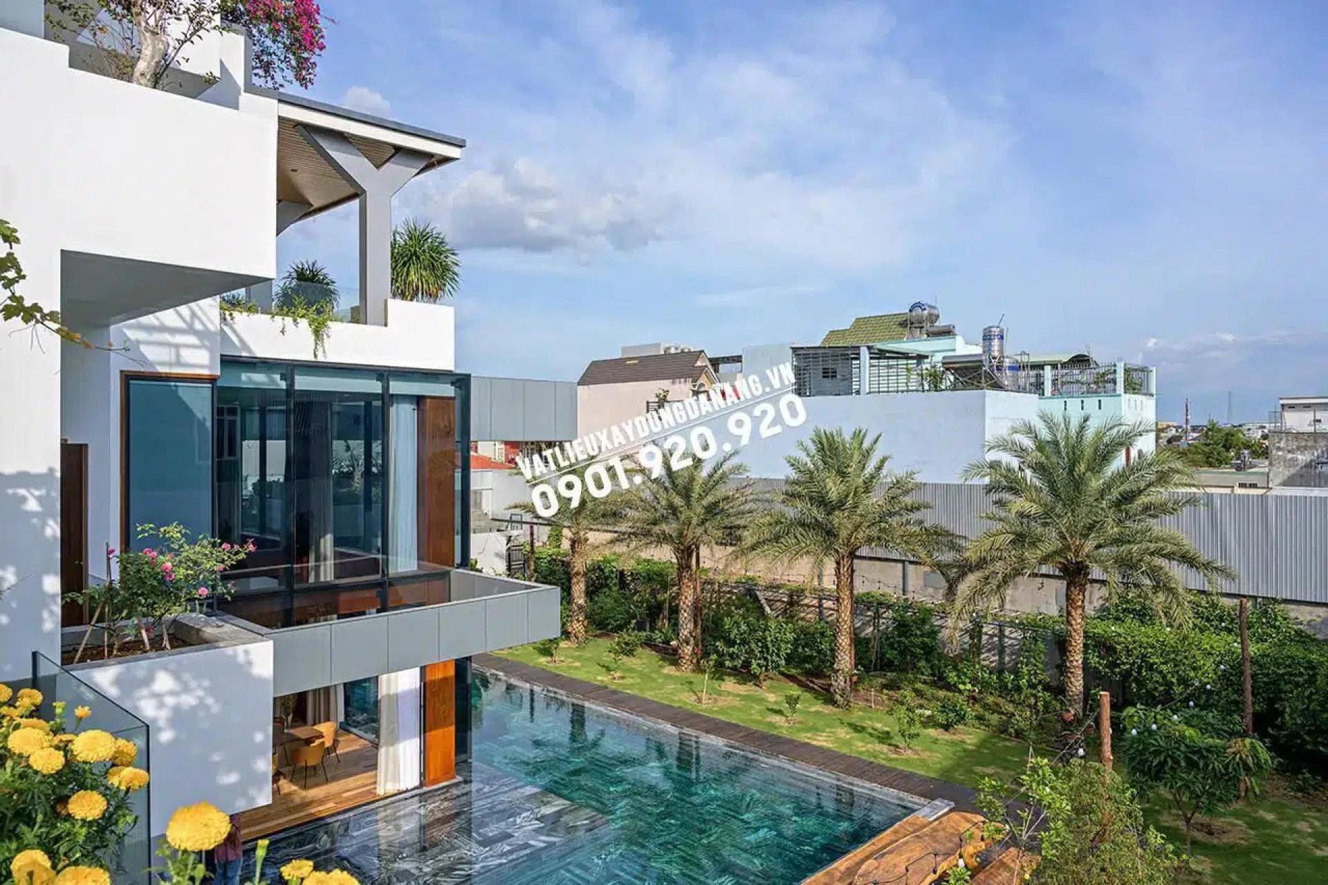 Những sai lầm thường gặp khi vệ sinh đá lát hồ bơi và cách khắc phục