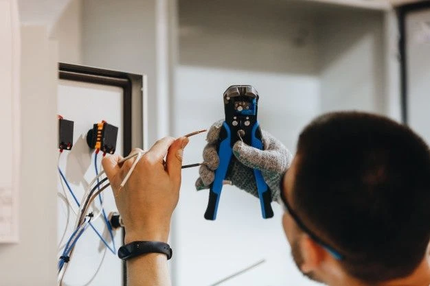 Top Indications That You Should Hire an Electrician in Dubai as Soon as Possible