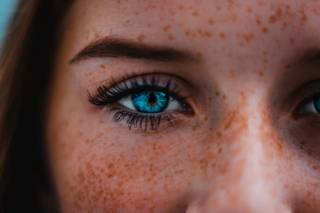 The Role of Eyelash Extensions in a Minimalist Beauty Routine