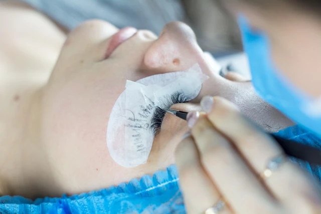 The Role of Eyelash Extensions in a Minimalist Beauty Routine
