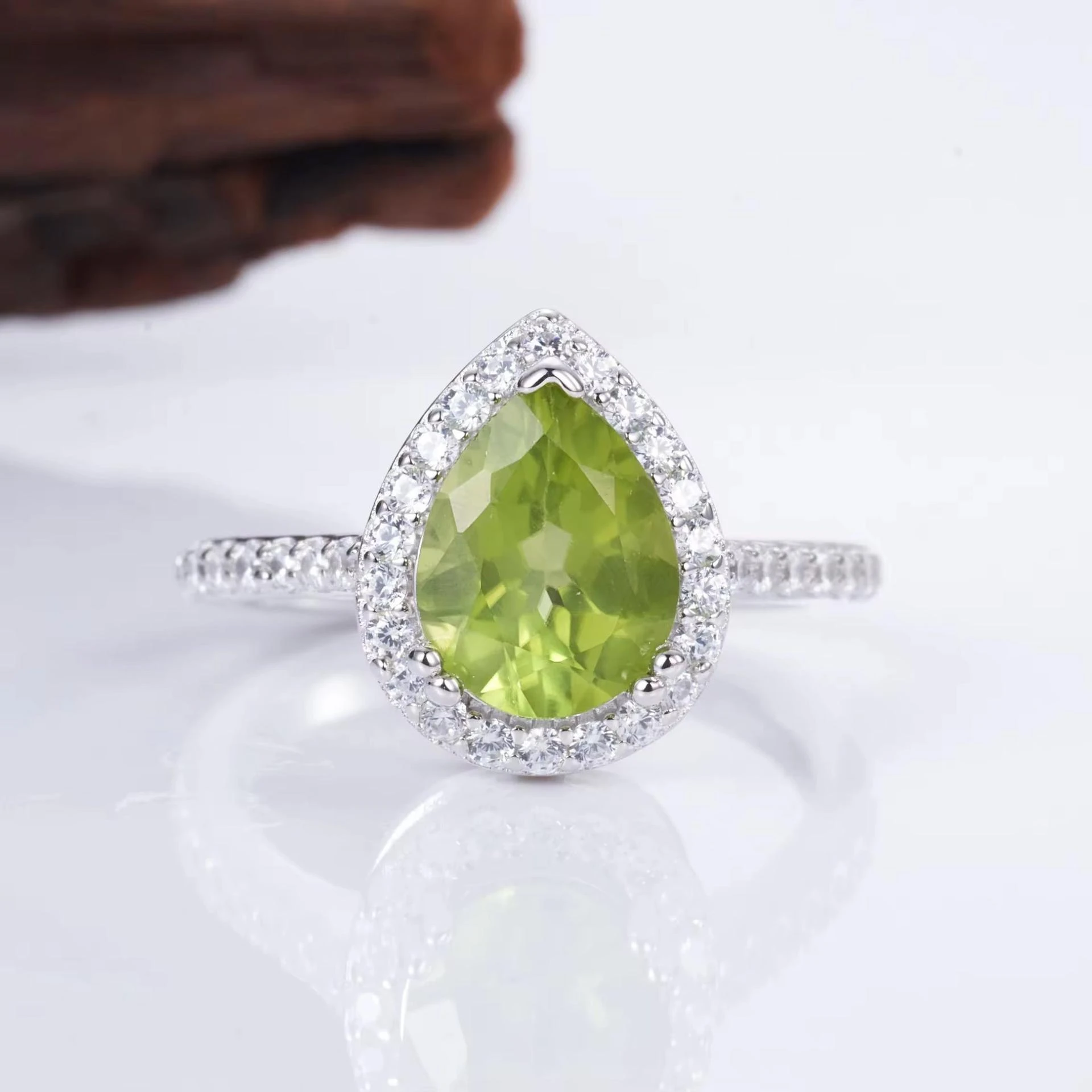 Nature’s Gems: Discover the Beauty of Peridot and Moss Agate Rings