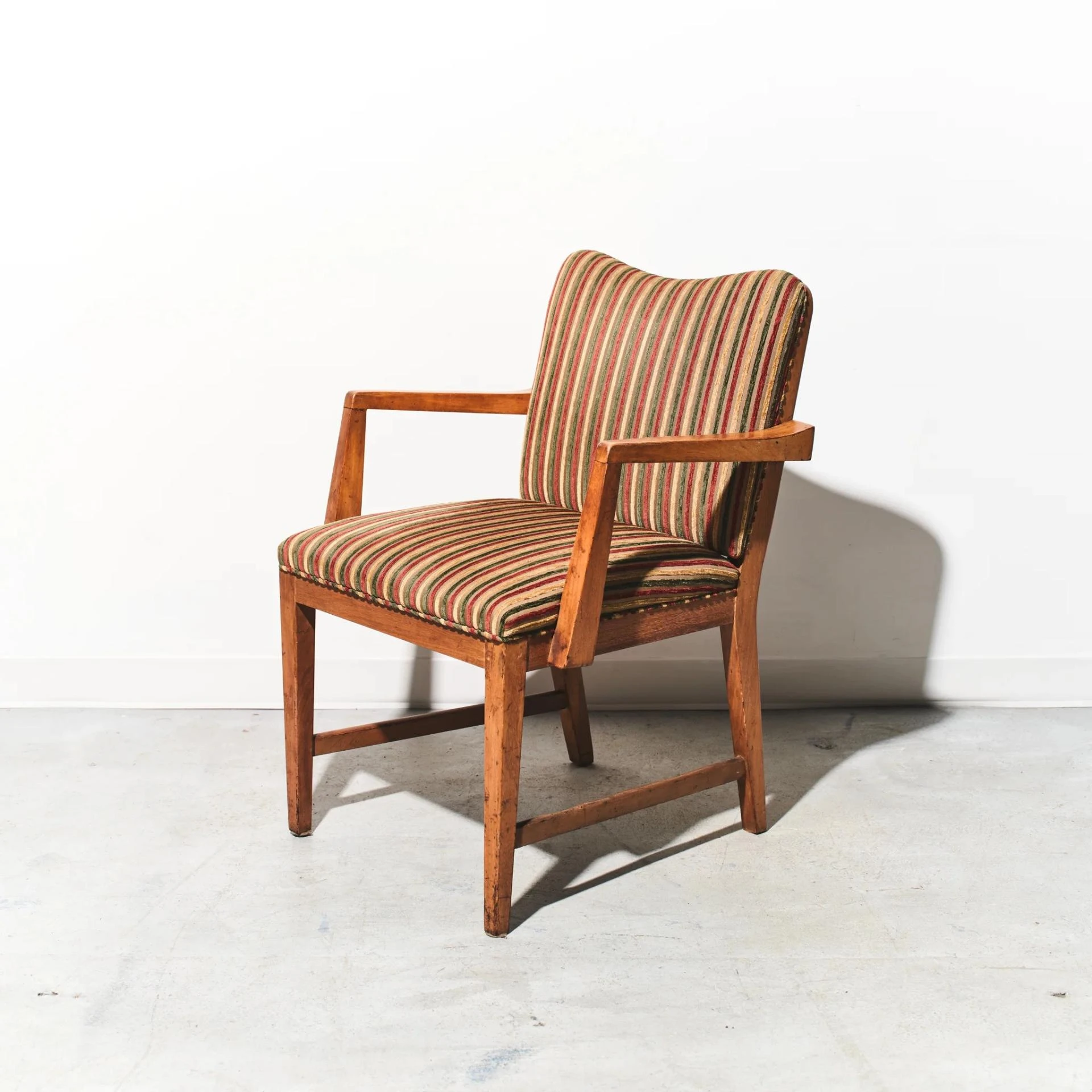 Finding the Perfect Balance: Mid Century Style and Antique Dining Room Chairs