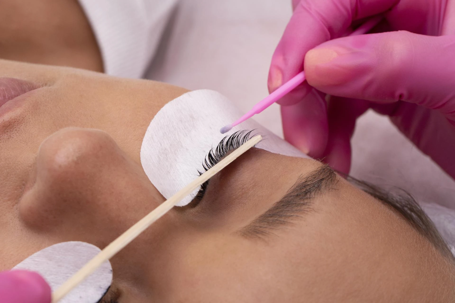 Safe & Stunning: Your Guide to Eyelash Extensions in Ontario