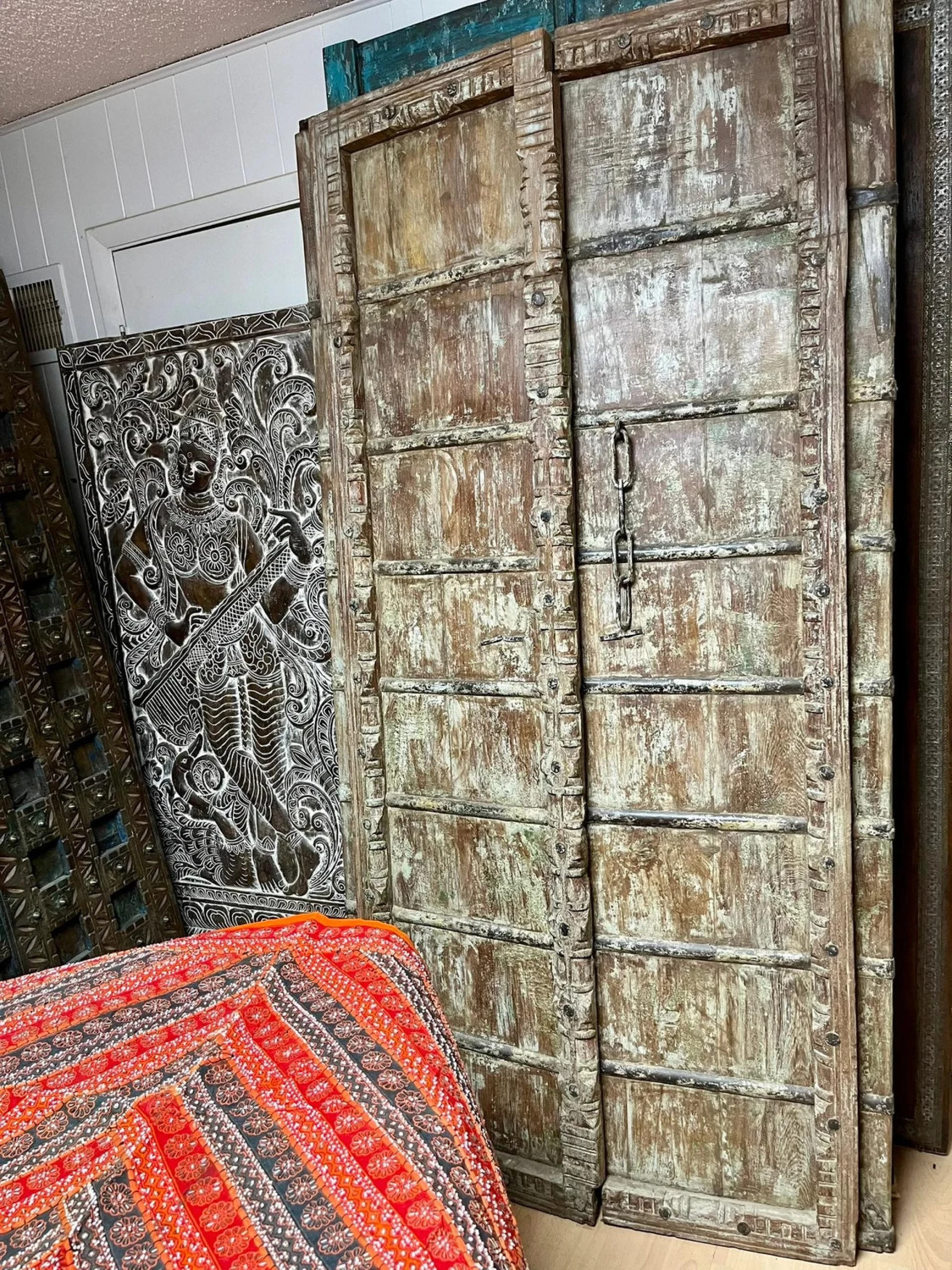 Artisanal Carved Statement Doors: A Luxury aesthetic