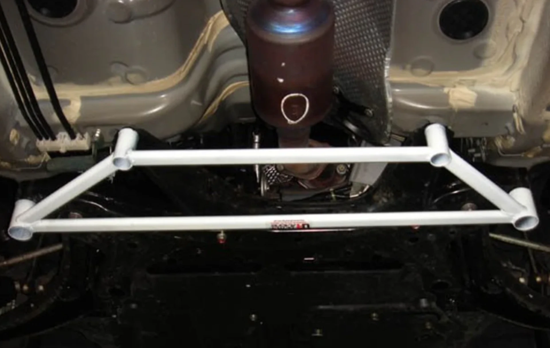 How Strut Bars and Brace Bars Improve Chassis Rigidity and Cornering