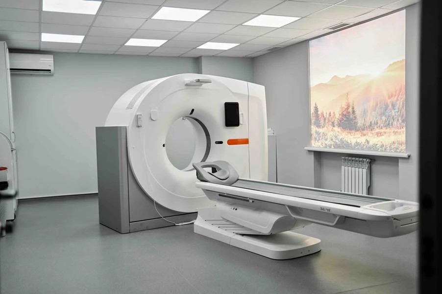 A mri machine in a room

AI-generated content may be incorrect.