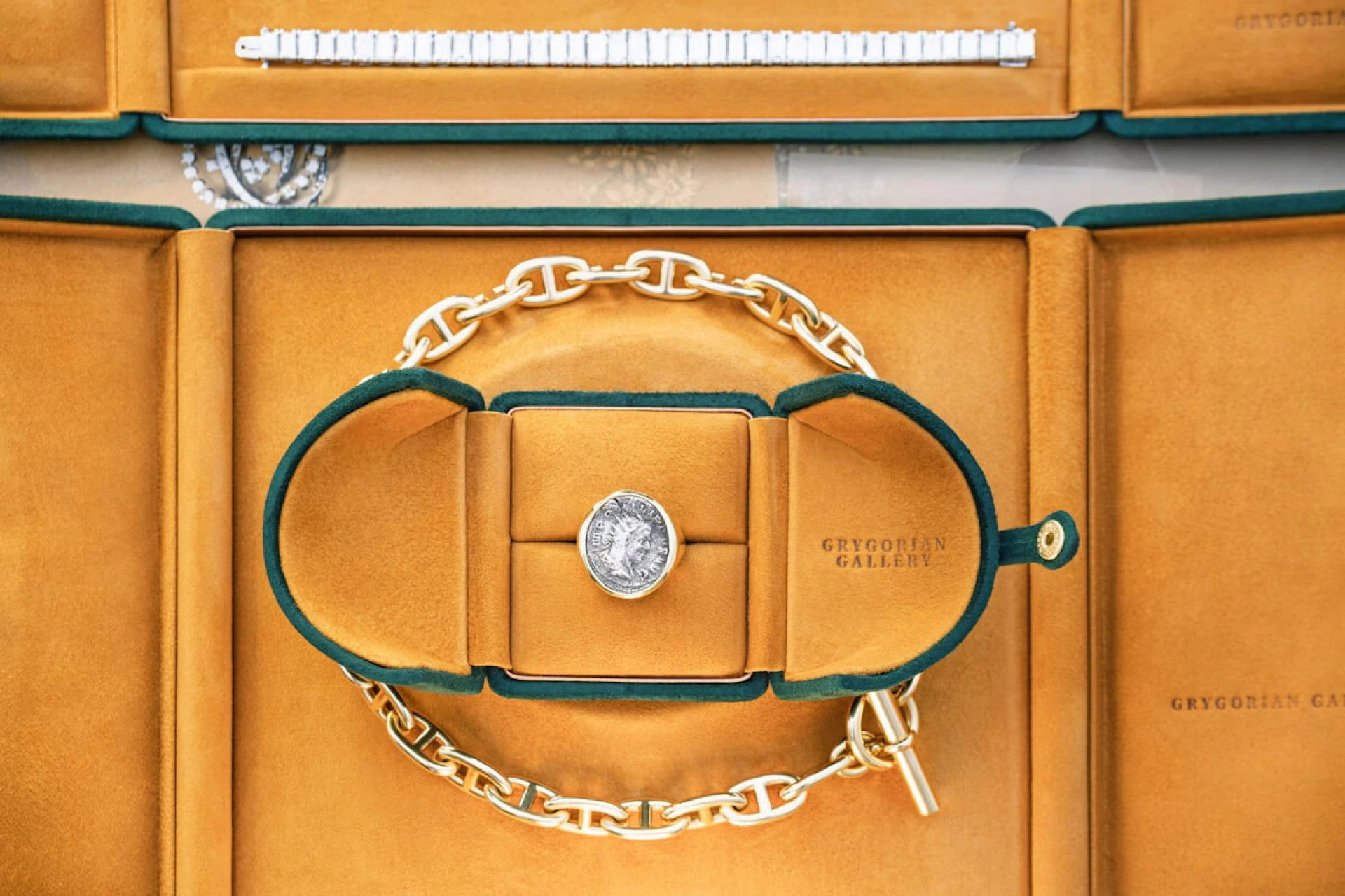 Pourquoi Certains Bijoux Signés se Vendent-ils 10 Fois Plus Cher que d'Autres?