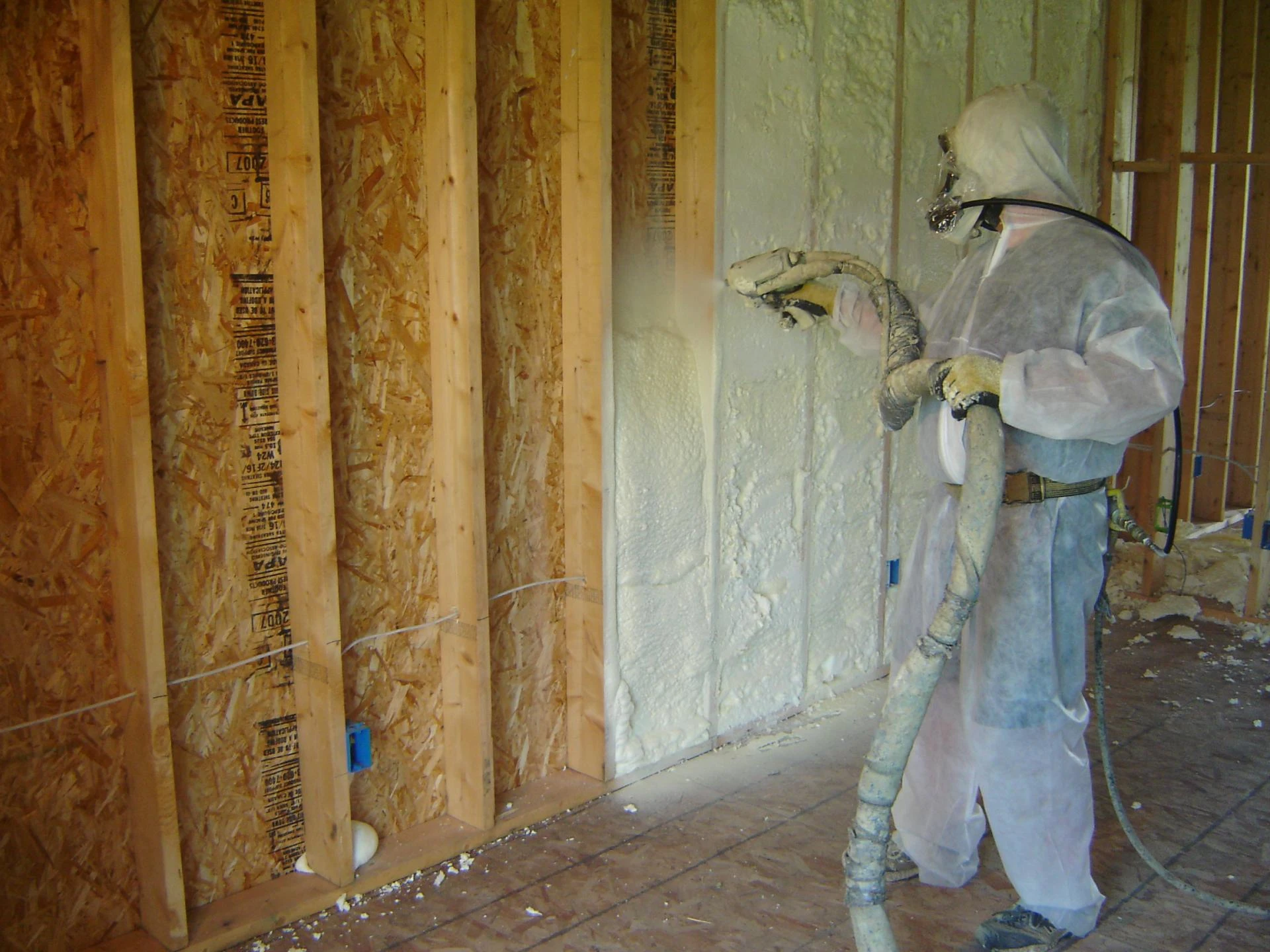 Benefits of Hiring a Local Phoenix Spray Foam Company vs. National Chains